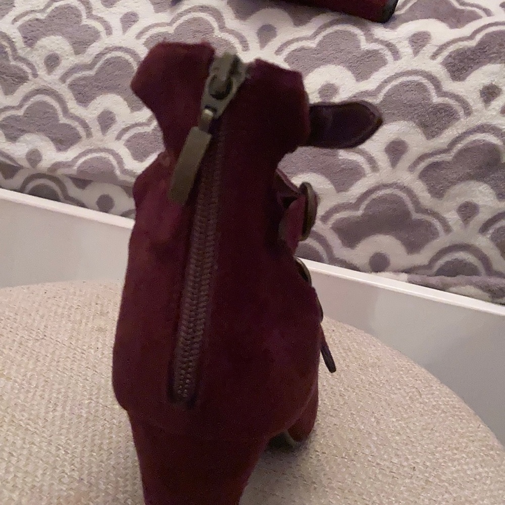 Heels - Picture 3 of 4